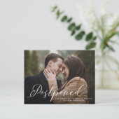 Faire-part de report de mariage en calligraphie él (Debout devant)