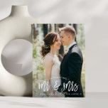 Faire-part de script de brosse manuscrit mariage<br><div class="desc">Un faire-part mariage à la mode avec une image de nouveaux mariés et un script de brosse à lettres. Le texte peut être personnalisé avec l'image de la mariée et du marié et la couleur du dos.</div>