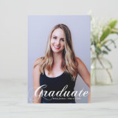 Faire-part Diplômé 2026 Photo Superposition de script blanc F (Debout devant)