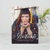 Faire-part Diplômé classique script rouge graduation photo (Debout devant)