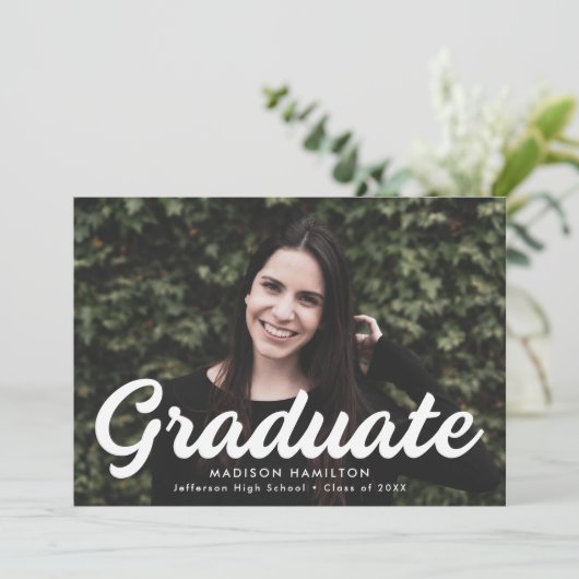 Faire-part Diplôme de photo en caractères gras et blancs (Debout devant)