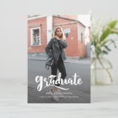 Faire-part Diplôme de photo moderne Gras Script Graduate (Debout devant)
