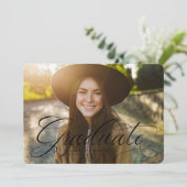 Faire-part Diplôme en écriture simple noir et blanc (Debout devant)