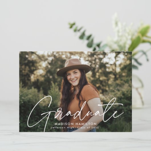 Faire-part Diplômé moderne blanc Script photo Graduation (Debout devant)