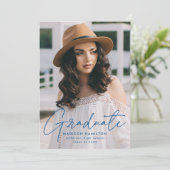 Faire-part Diplômé Moderne Bleu Script Photo Graduation (Debout devant)