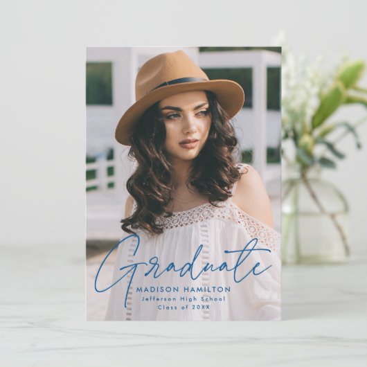 Faire-part Diplômé Moderne Bleu Script Photo Graduation (Debout devant)