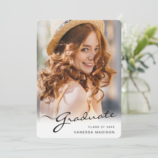 Faire-part Diplômé moderne | Élégant script photo tendance (Debout devant)