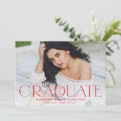 Faire-part Diplômé moderne typographie rouge 2 Diplôme de pho (Debout devant)