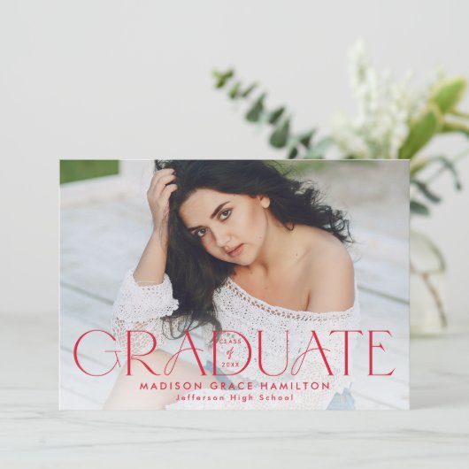 Faire-part Diplômé moderne typographie rouge 2 Diplôme de pho (Debout devant)