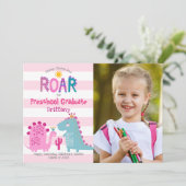 Faire-part Diplôme Préscolaire Photo Dinosaures Fille mignonn (Debout devant)