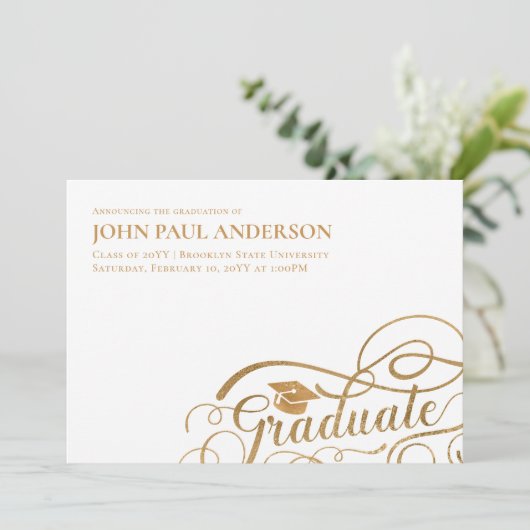 Faire-part Diplômé Script Diplôme Casquette Blanc Or (Debout devant)