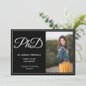 Faire-part Doctorat noir blanc Photo Script (Debout devant)