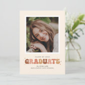 Faire-part Earth Tones Super Retro Photo Graduation (Debout devant)