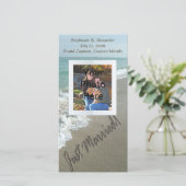 Faire-part Ecriture de sable sur la plage, juste marié (Debout devant)