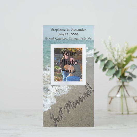 Faire-part Ecriture de sable sur la plage, juste marié (Debout devant)