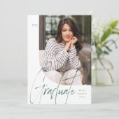 Faire-part Écriture moderne diplômé vert deux diplômes photo (Debout devant)