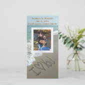 Faire-part Écriture sur le sable de la plage, je t'aime (Debout devant)