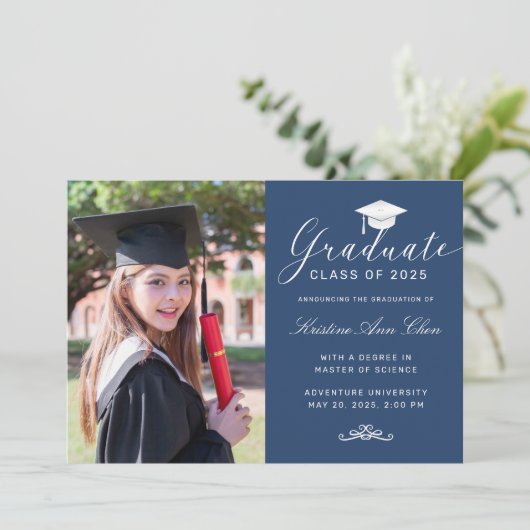 Faire-part Élégant Bleu Blanc Script Casquette Photo Graduati (Debout devant)