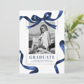 Faire-part Élégant Bleu Bow Photo Graduation (Debout devant)