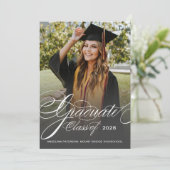 Faire-part Elegant Classic Script Photo Graduation (Debout devant)