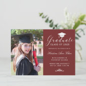 Faire-part Élégant Maroon blanc Script Casquette photo Gradua (Debout devant)