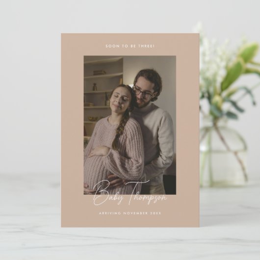 Faire-part Élégant moderne Beige Script Photo Grossesse (Debout devant)