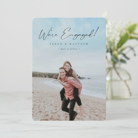 Faire-part Elégant noir main écrite Script Fiançailles photo (Debout devant)