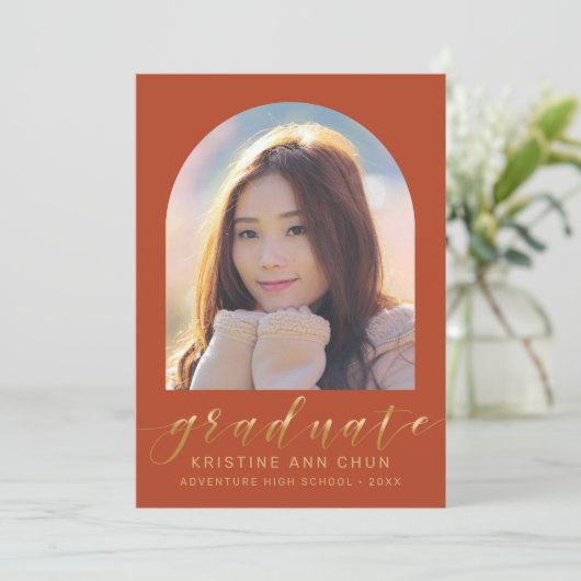Faire-part Élégant Orange Arch Gold Script Photo Graduation (Debout devant)