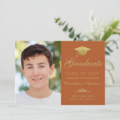 Faire-part Elégant Orange Gold Script Casquette Photo Graduat (Debout devant)