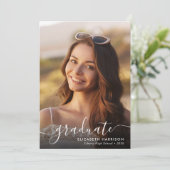 Faire-part Élégant script blanc superposition photo Graduate (Debout devant)