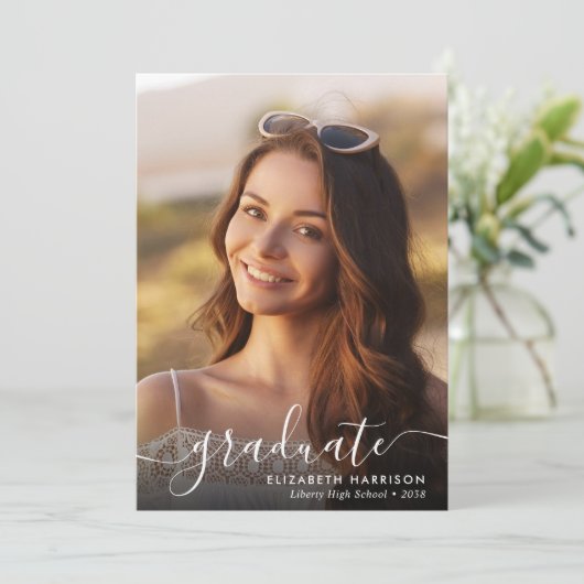 Faire-part Élégant script blanc superposition photo Graduate (Debout devant)