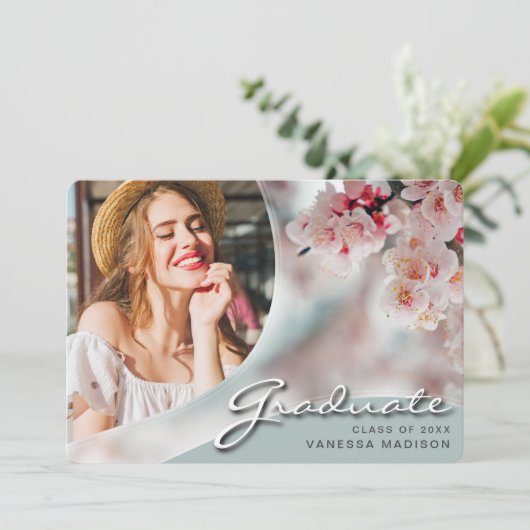 Faire-part Élégant Script Fleurs blanches | Modern Photo Grad (Debout devant)