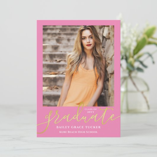 Faire-part Élégant script moderne Girly Pink Photo Graduation (Debout devant)