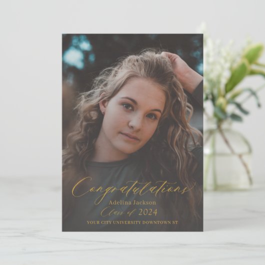 Faire-part Élégant script or diplômé photo moderne (Debout devant)