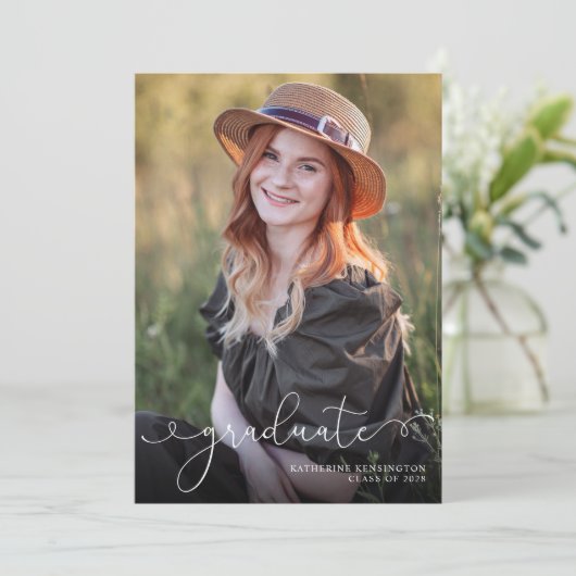 Faire-part Élégant Script Photo Sage Green Graduation (Debout devant)