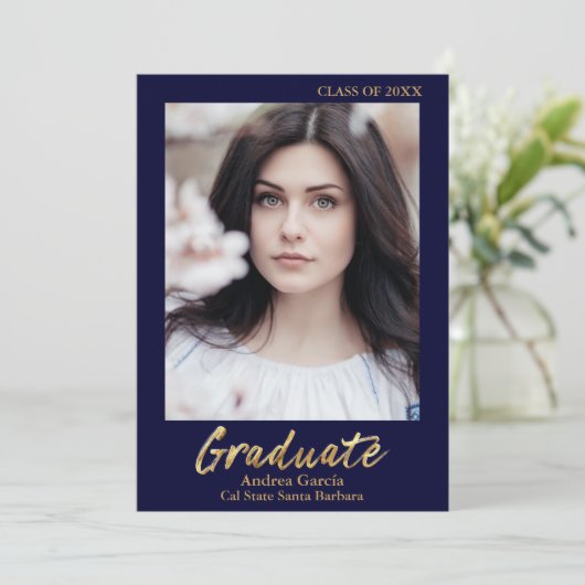 Faire-part Élégant Texte Or Bleu foncé Photo Graduate (Debout devant)