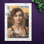 Faire-part Élégant White Mathematics Script Photo Graduation<br><div class="desc">Élégant faire-part photo de graduation noir et blanc avec un arrière - plan mathématique. Parfait pour les amateurs de mathématiques ou ceux qui poursuivent ou terminent une carrière technique. Illustré et dessiné par Patricia Alvarez.</div>