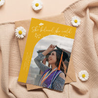 Elle a cru en la photo de diplômée jaune incurvée