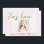 Faire-part Elle est ici Gold et Blush photo écrite à la main<br><div class="desc">Un plaisir et lumineux pour annoncer l'arrivée de votre petite fille, où une photo de paysage de votre chéri prend le centre de la scène avec un cadre de bordure large en rose vif. "Elle est là !" en faux or, la police manuscrite recouvre la photo. Le nom et les...</div>