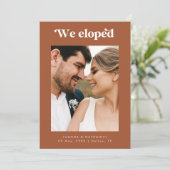 Faire-part Elopement en terre cuite rétro Script (Debout devant)