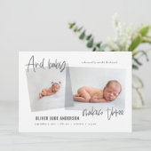 Faire-part Et bébé fait trois photos de naissance moderne (Debout devant)