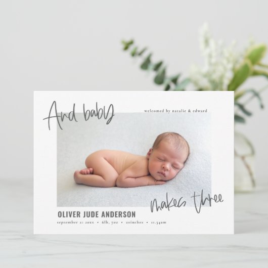 Faire-part Et bébé fait trois photos de naissance moderne (Debout devant)