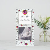 Faire-part FANCY SWIRLS BÉBÉ FILLE MONOGRAM, ruby blanc (Debout devant)