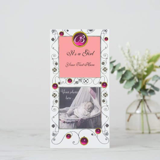 Faire-part FANCY SWIRLS BÉBÉ FILLE MONOGRAM, ruby blanc (Debout devant)