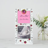 Faire-part FANCY SWIRLS BÉBÉ FILLE MONOGRAM, ruby blanc (Debout devant)