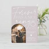 Faire-part Fiançailles lilas gris arch (Debout devant)