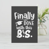 Faire-part Fini avec ce BS Funny graduation 2025 (Debout devant)