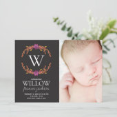 Faire-part Fleurs à monogramme Photo de nouveau-née fille Per (Debout devant)