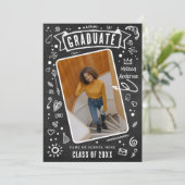 Faire-part Fun Chalkboard Doodle Photo Graduation (Debout devant)