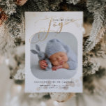 Faire-part Gold Christmas Joy Photo bébé Naissance<br><div class="desc">Elégante carte de faire-part de naissance de vacances avec typographie lettrée à la main qui dit "joie" en fausse parties scintillant d'or. Vous pouvez ajouter l'image de votre nouveau-né au milieu et les statistiques du bébé au bas. Vous pouvez également ajouter une deuxième image avec un message à l'arrière.</div>